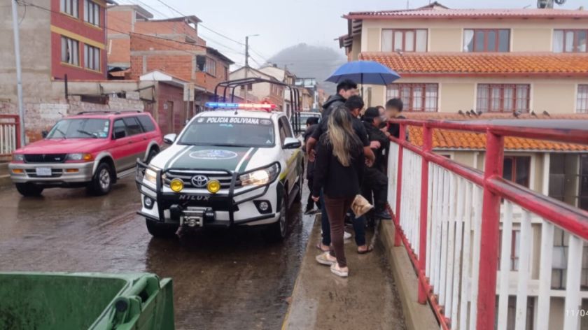 Una joven de 18 años intentó lanzarse de un puente de Sucre; la Policía intervino y la salvó
