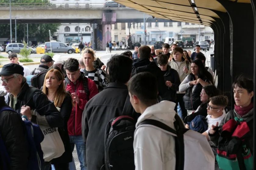 Convocan una segunda huelga general en el pulso contra medidas de Milei y cesan el paro de buses