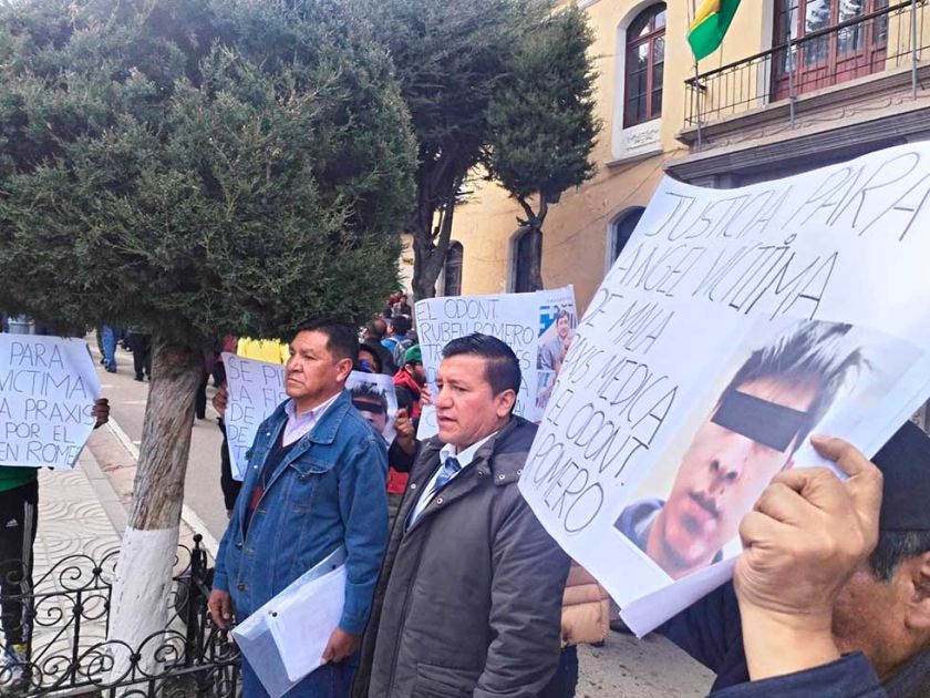Papá denuncia que la cara de su hijo fue desfigurada