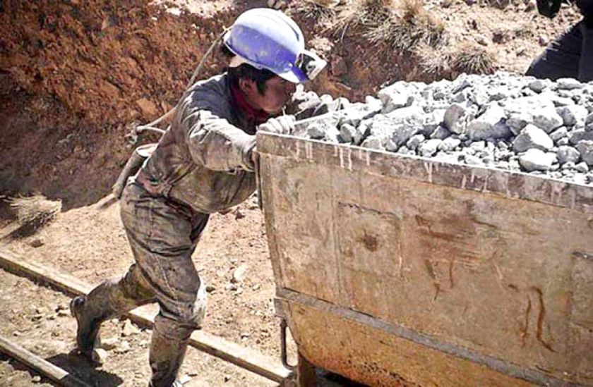 Defensoría del Pueblo devela que menores trabajan en las minas