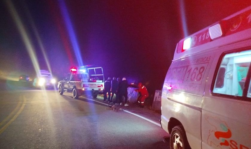 Se embarranca un vehículo en Fisculco; reportan una joven herida