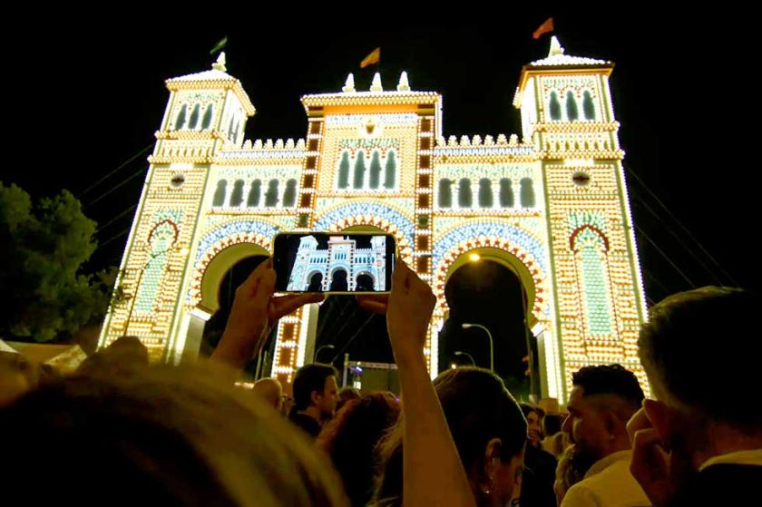 Sevilla enciende las 220.000 bombillas de su Feria para vivir su fiesta tradicional