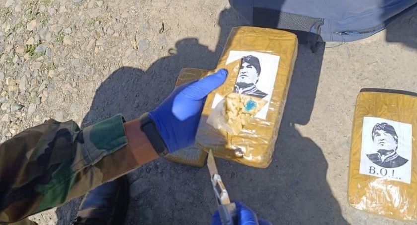 Secuestran cuatro paquetes de droga con la imagen de Evo Morales