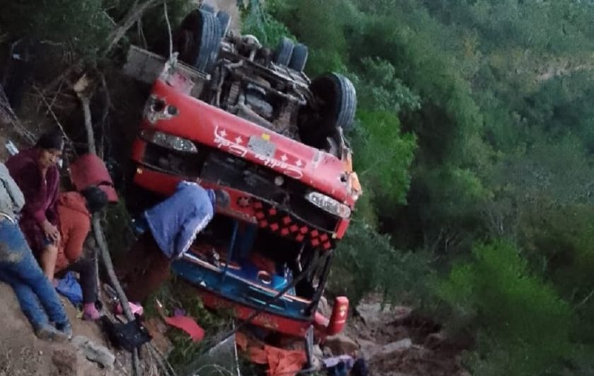 Se embarranca un bus que viajaba de Potosí a Santa Cruz; reportan varios fallecidos