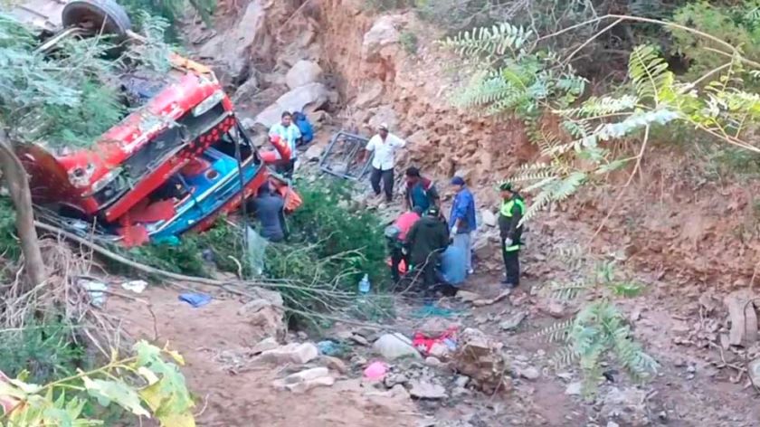 Un bus que salió de Potosí a Santa Cruz se despeña y deja siete muertos