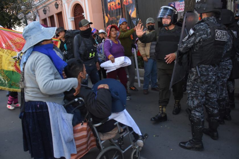 Personas con discapacidad cumplen segundo día de protestas en La Paz
