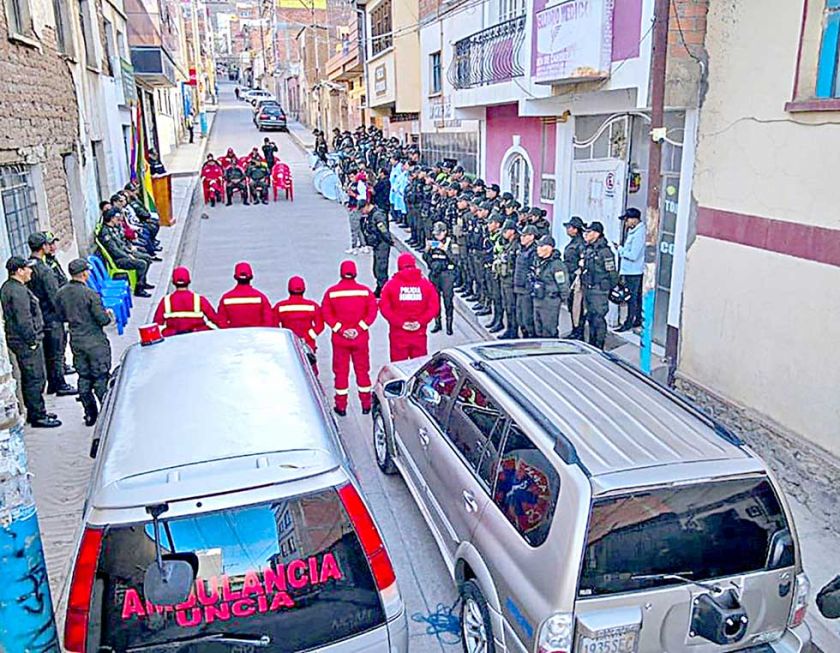 Comando policial entrega ambulancias en Llallagua
