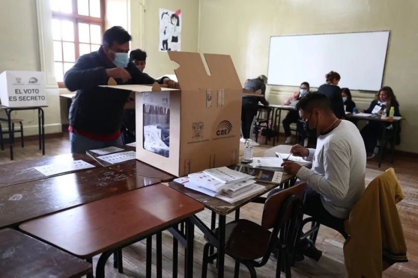 Ecuador vota reformas de Noboa para combatir al crimen, atraer inversiones y crear empleo