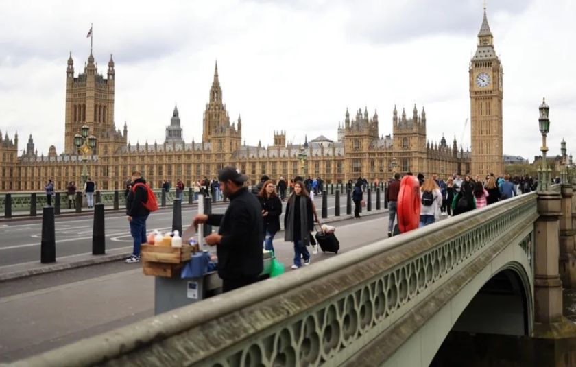 El Parlamento británico aprueba la ley que permitirá deportaciones de migrantes a Ruanda