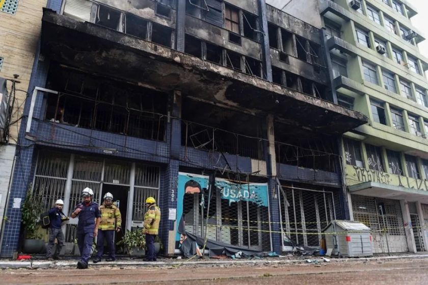 Al menos diez muertos por un incendio en una pensión en la ciudad brasileña de Porto Alegre