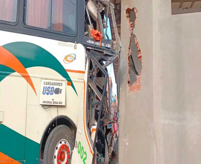 Bus sin frenos se estrella contra un auto y una casa