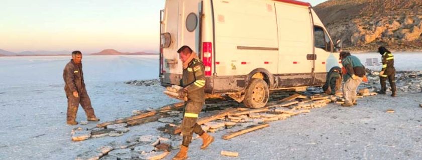 Turistas extraviados en el Salar de Uyuni fueron rescatados por policías