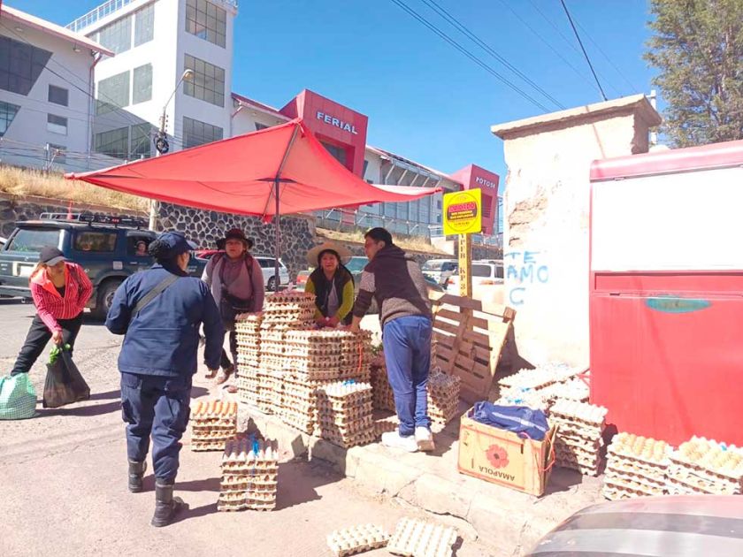 Vendedora agrede a funcionaria de la Intendencia Municipal