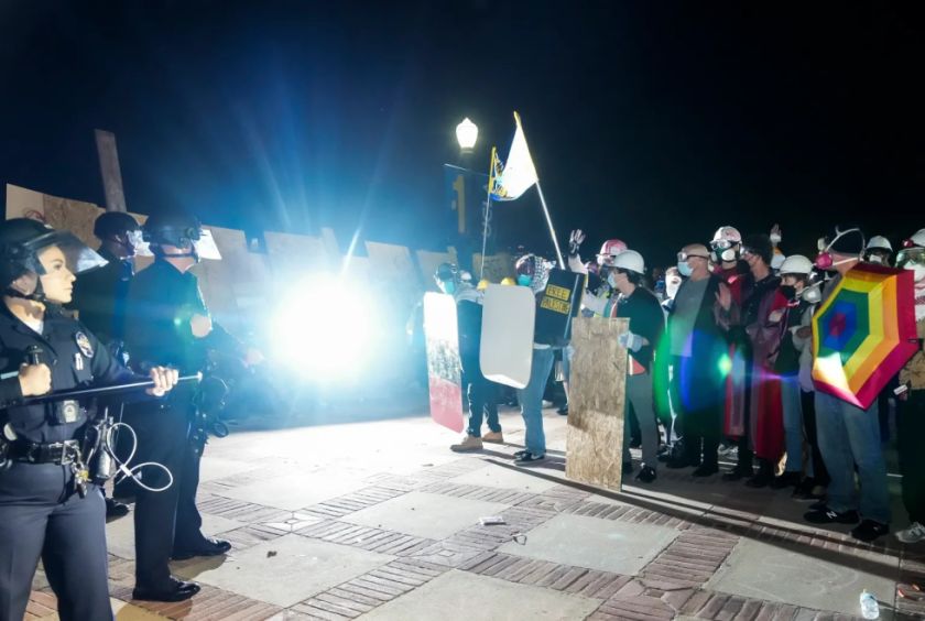 Decenas de detenidos en UCLA tras irrumpir la policía en el campamento propalestino