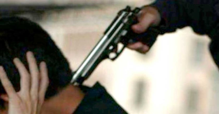 Delincuentes armados irrumpen en una mina y roban compresora