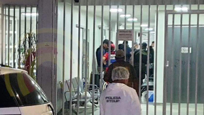 Confirman que falso médico murió por impacto de bala; sospechan que su pareja ingresó un arma a la clínica