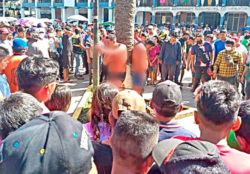 Linchan a tres hombres atrapados por una turba