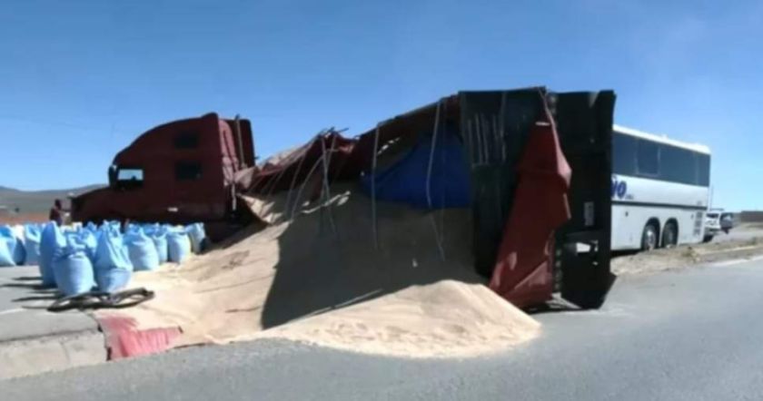 Colisión entre un tráiler y un bus deja a 14 heridos en la carretera La Paz – Oruro
