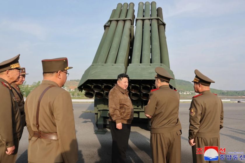 Kim Jong-un visita fábricas de armas y destaca sus capacidades de producción “de nivel global”