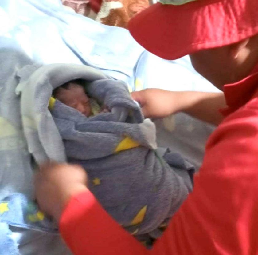 Una madre da a luz en el baño de su casa en la ciudad de Potosí 