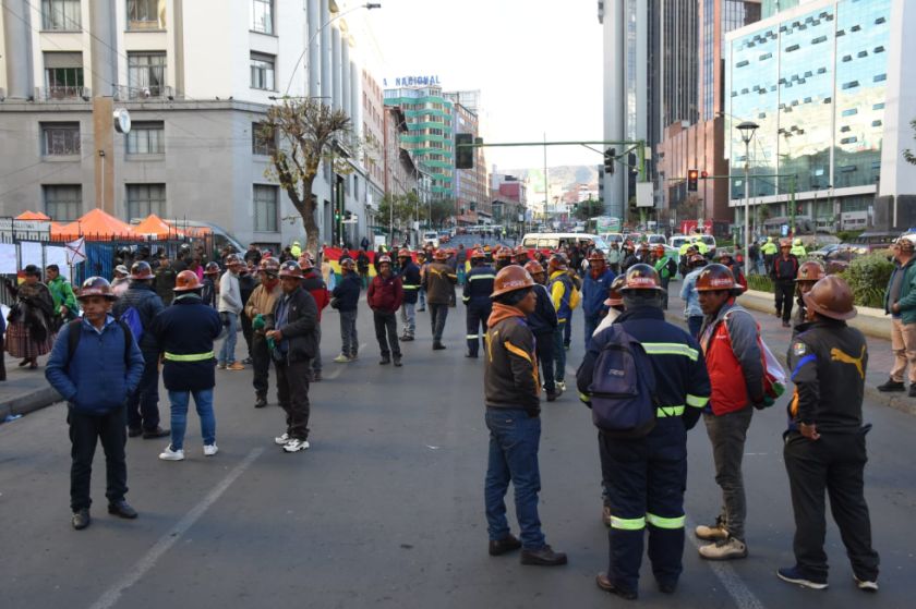 Bloqueo en el centro de La Paz: Mineros de Mallku Kotha exigen la firma de un contrato