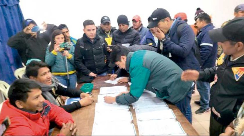 Productores levantan bloqueo en ruta Santa Cruz-Cochabamba tras acuerdo