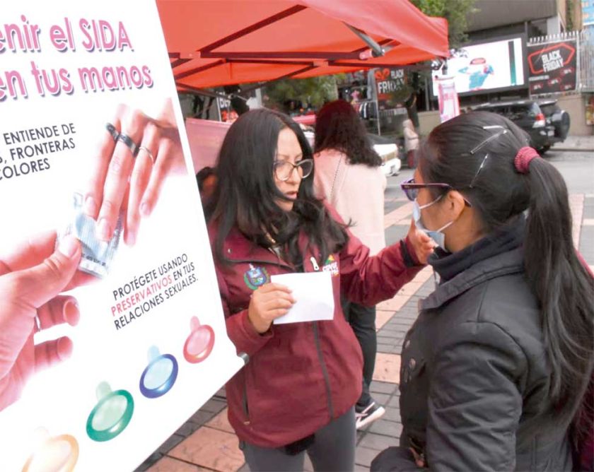 Jóvenes de 18 a 24 años son los más golpeados por virus del VIH