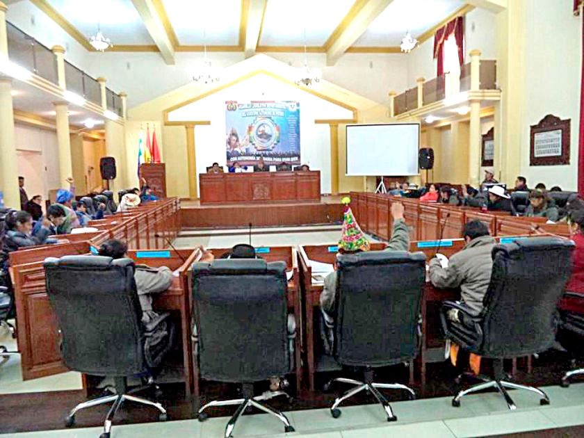 Asambleístas se subieron sueldos en sesión secreta