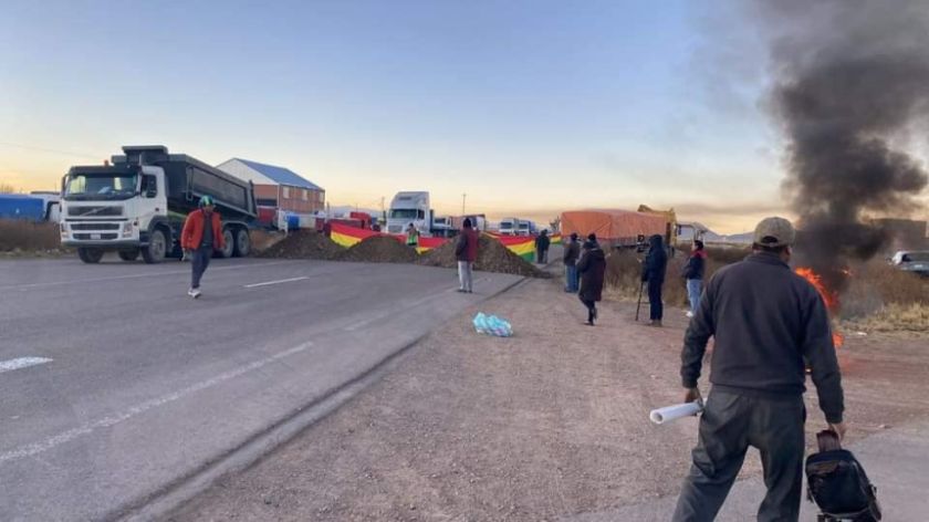 Transportistas activan sus protestas y bloquean la carretera La Paz-Oruro