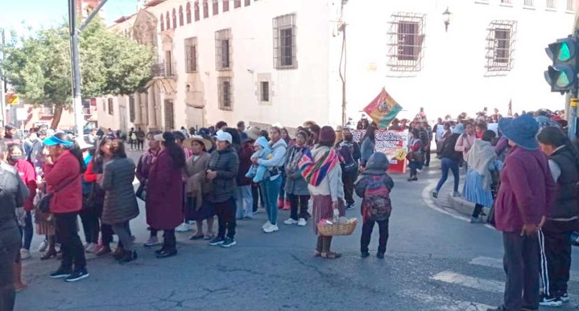 Marchas colapsan las calles y avenidas de la ciudad de Potosí