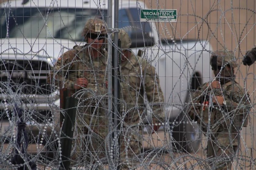 Migrantes en la frontera de México acusan a guardias texanos de disparar balas de goma y gas
