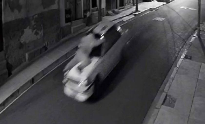 Le robaron y se subió encima del coche de los ladrones: Imágenes de un robo y persecución en La Paz