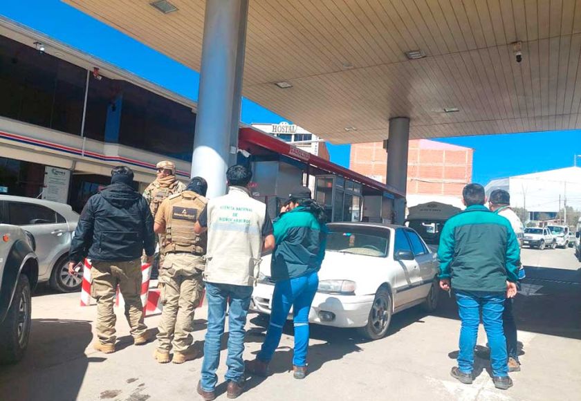 Detienen a choferes que trataban de comprar la gasolina con B-sisa falso
