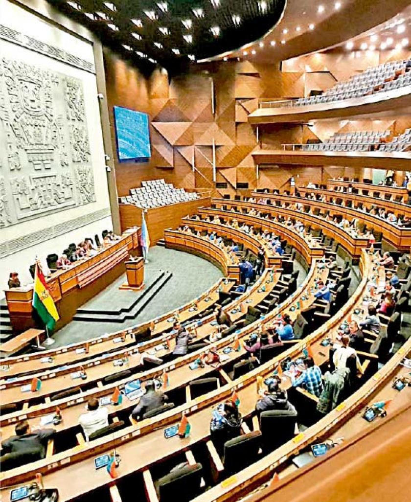 Tuto acusa al Gobierno de “saqueo” de recursos y “desdolarización”