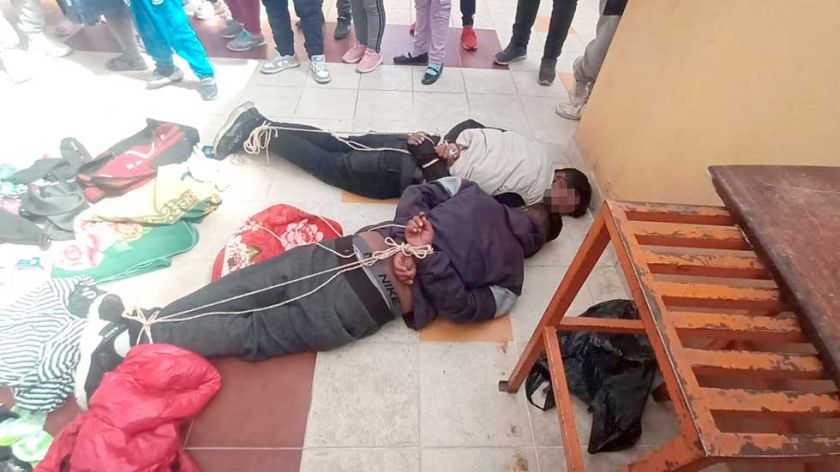 Turba retiene a rateros y los entrega a la Policía
