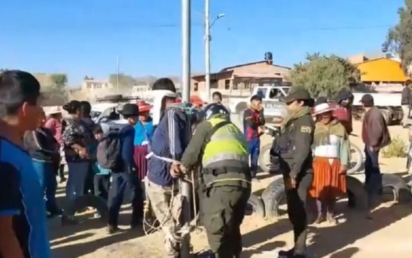 Frenan linchamiento en Sacaba: Golpearon y ataron a un arco a presunto ladrón