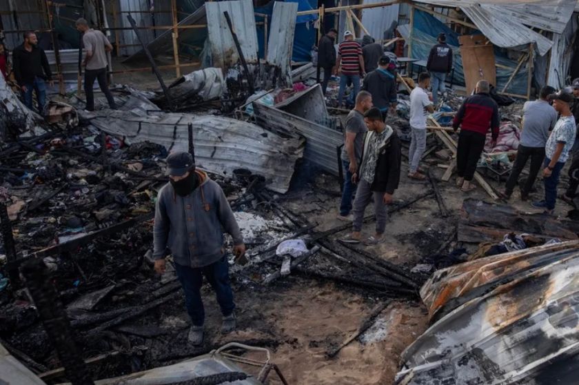 Al menos 45 muertos en un ataque israelí contra un campamento de desplazados en Rafah