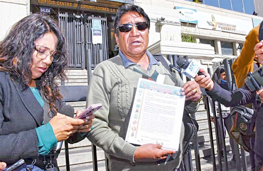 Transporte pesado ratifica bloqueo, pide cita con Arce