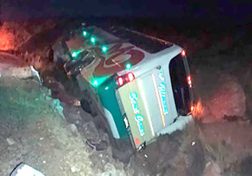 Mujer sobrevive y el chofer muere en choque de autos