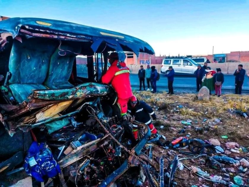 Choque de un bus con una volqueta deja al menos siete muertos en la vía La Paz - Copacabana