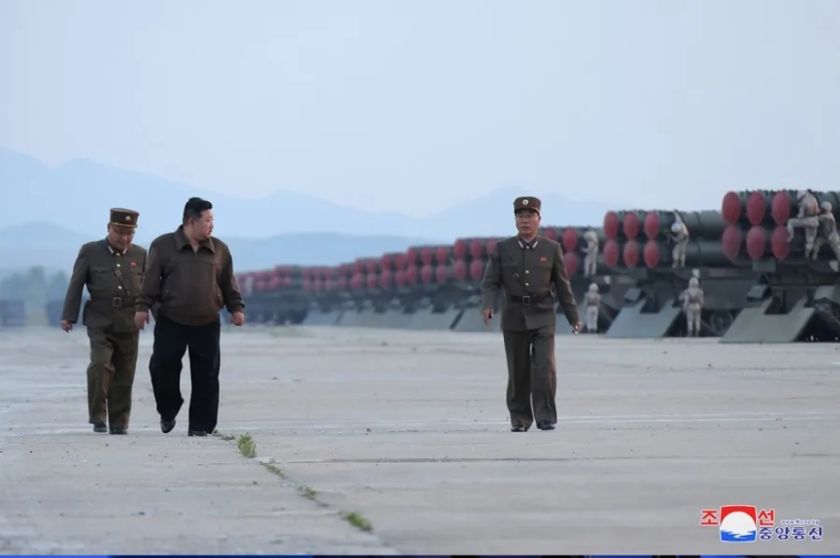 Kim Jong-un guía un ensayo con lanzacohetes múltiples de gran tamaño dirigidos al Sur