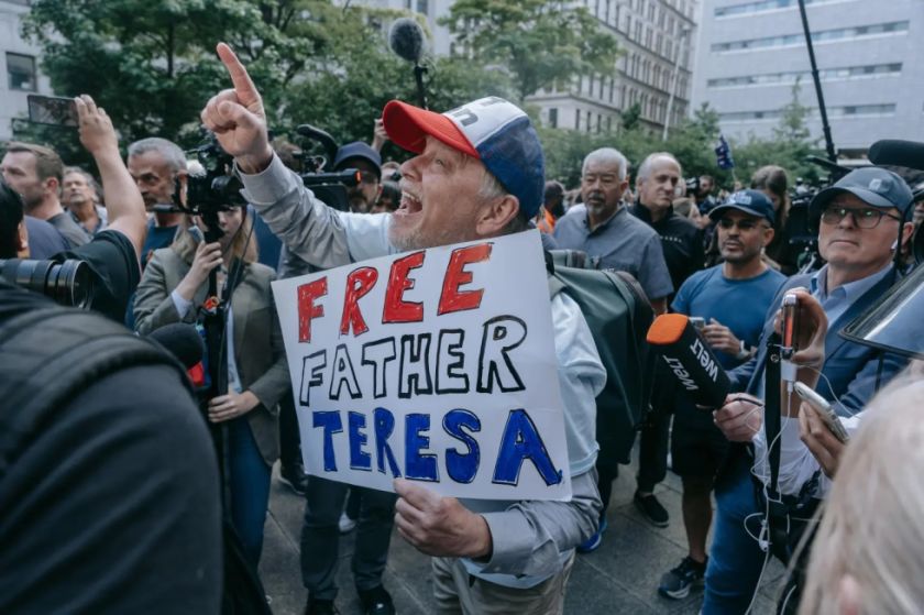 A las afueras del juzgado, los seguidores de Trump se desinflan tras el veredicto