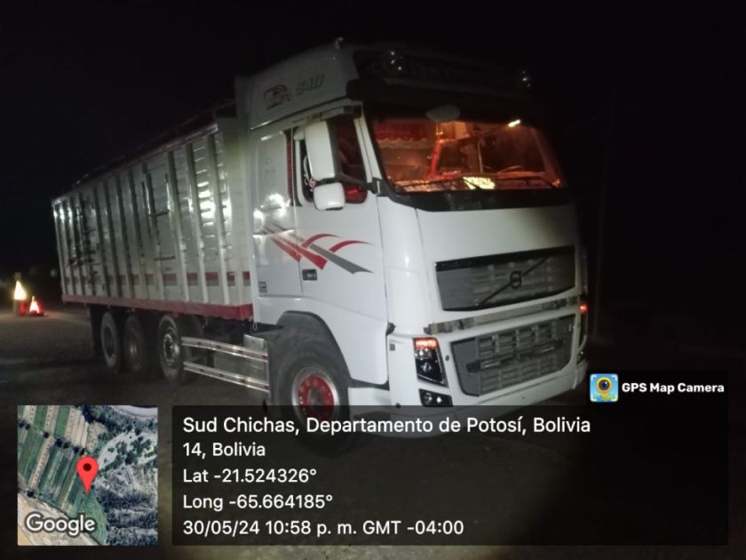 Decomisan 400 sacos de semillas de papa y flores de contrabando en Potosí y La Paz