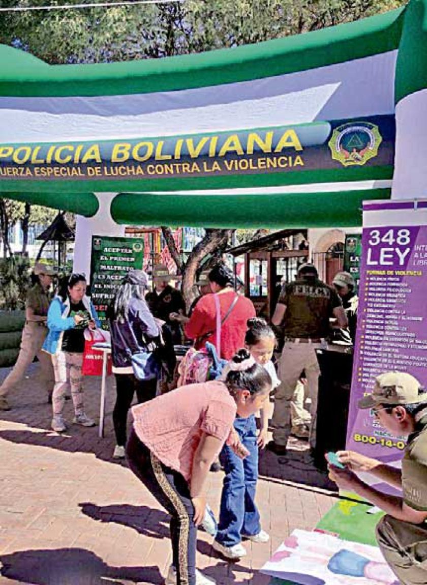 Policía realiza expoferia  por el mes aniversario