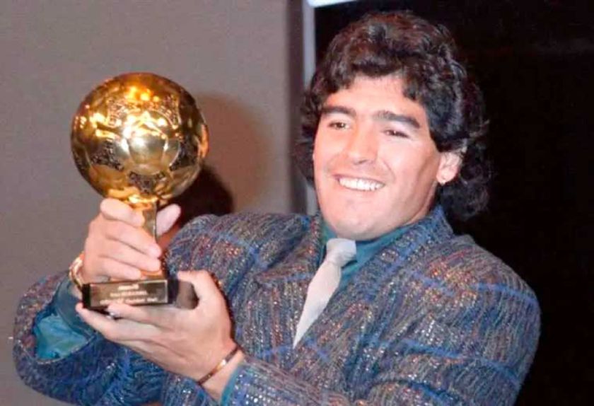 Aplazan venta del Balón de Oro de Maradona