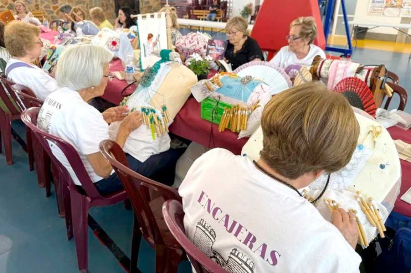El encaje de bolillos, una tradición con poca presencia aún de hombres y jóvenes
