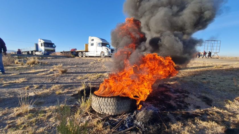 Transporte pesado instala sus primeros puntos de bloqueo en tres departamentos