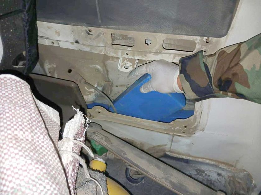 Encuentran droga oculta en un minibús