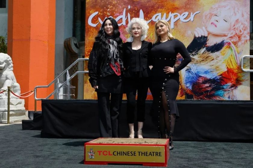 Cyndi Lauper pone sus huellas en el Paseo de la Fama de Hollywood acompañada de Cher