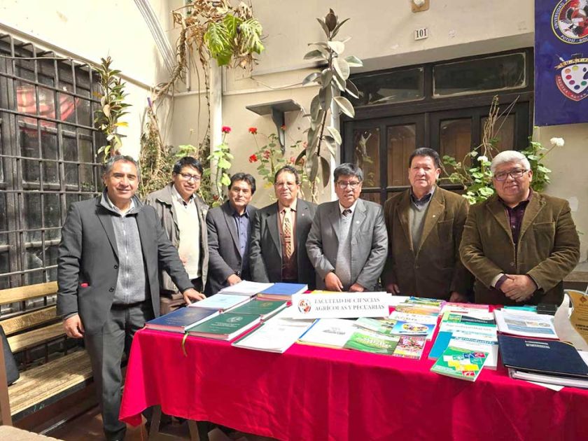 Docentes exponen su producción intelectual en expoferia de la UATF